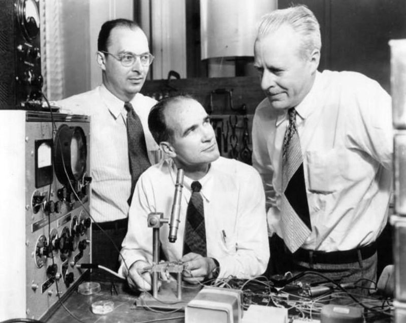 John Bardeen, William Shockley and Walter Brattain in 1948, Courtesy of Bell Telephone Laboratories