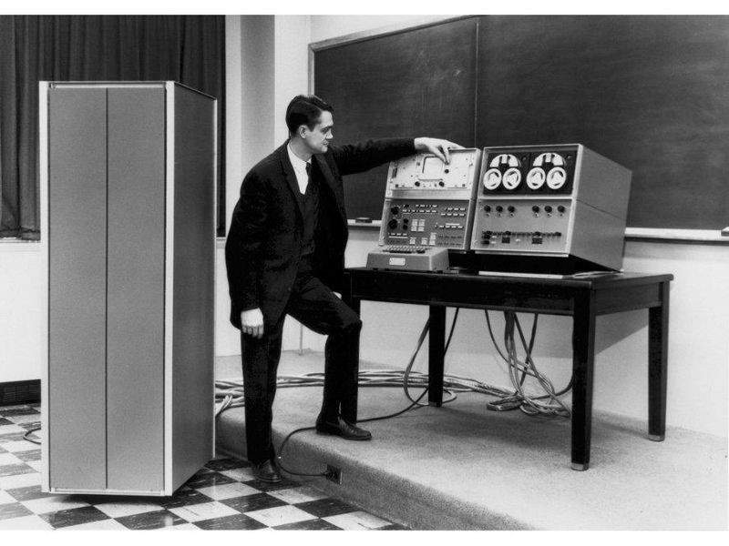 Wes Clark demonstrating the LINC at Lincoln Labs. Image © Massachusetts Institute of Technology (MIT). Lincoln Laboratory. Catalog #102630773