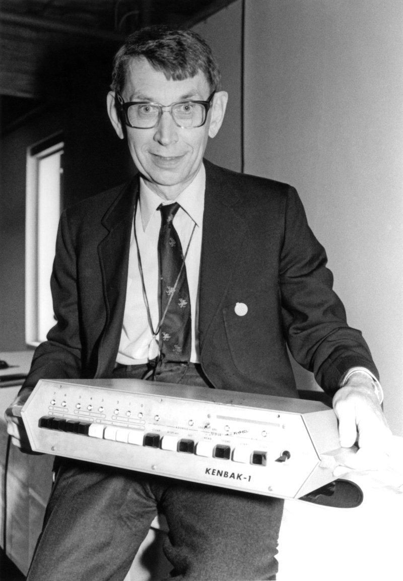 John Blankenbaker with the Kenbak-1 at the Computer Museum in Boston during the PC Pioneers Day in 1986.