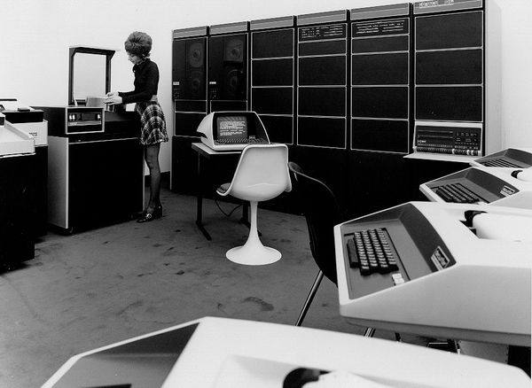 Operator changing disk pack on DEC PDP-11 timesharing system