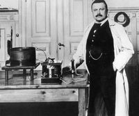 Poulsen with his wire recorder (c. 1910)