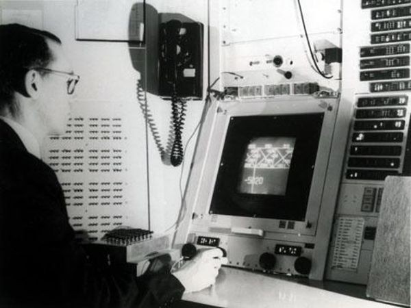 Ivan Sutherland using Sketchpad on the MIT TX-2 computer system.