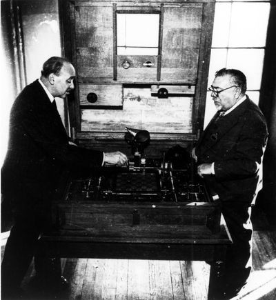 Torres y Quevedos and Norbert Wiener with mechanical chess playing machine
